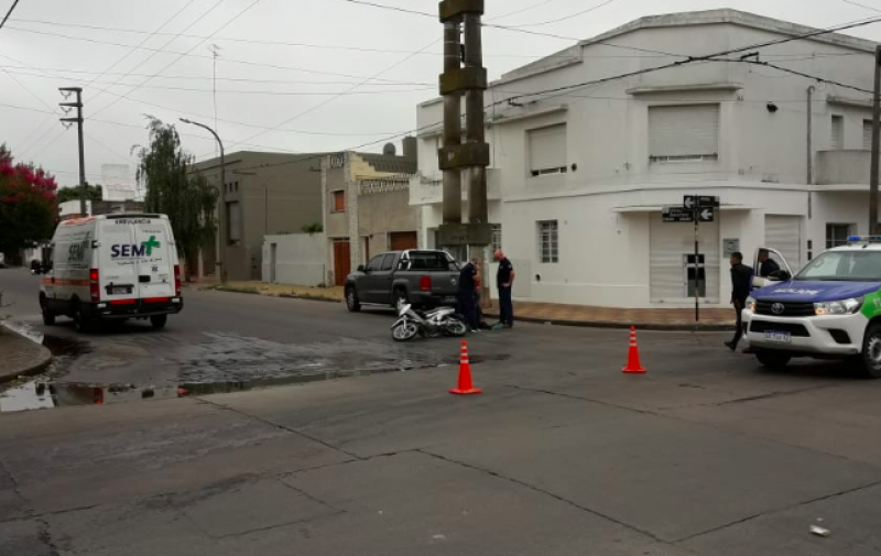 Perdi� el control de su moto al pisar una mancha de aceite y cay�